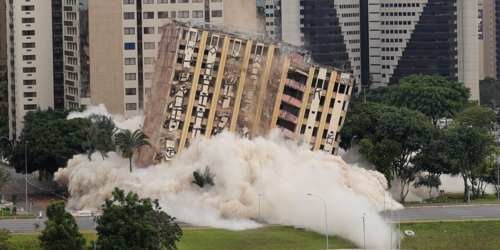 tradicional-hotel-de-luxo-e-implodido-no-centro-de-brasilia