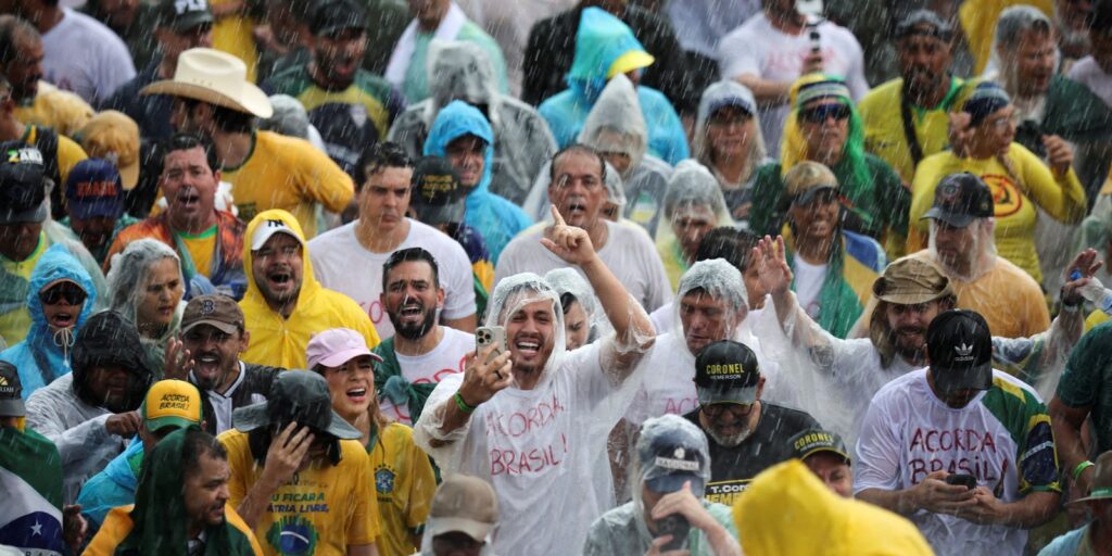 raio-atinge-manifestantes-na-praca-do-cruzeiro,-em-brasilia