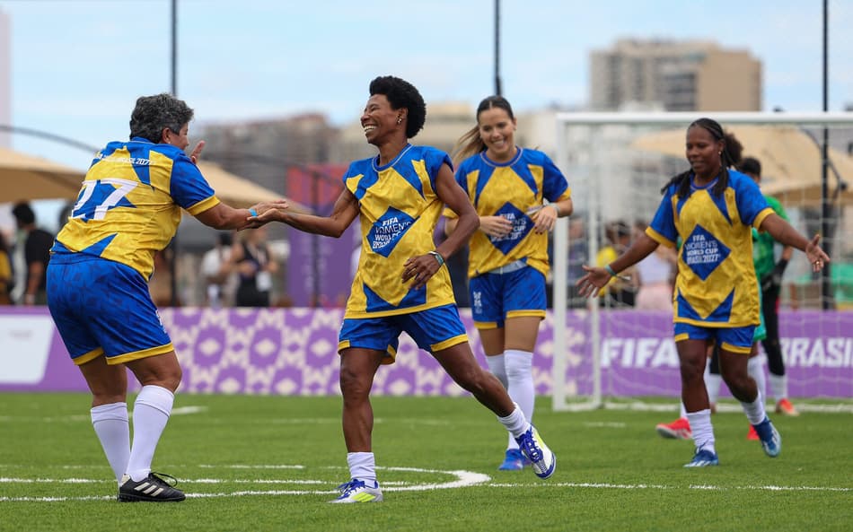 feminino:-pretinha-e-roseli-de-belo-participaram-de-jogo-de-lendas-em-copacabana