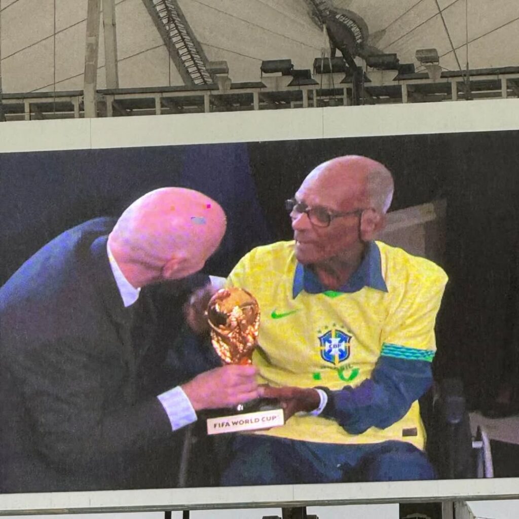 brito-recebeu-homenagem-da-fifa-no-ultimo-domingo
