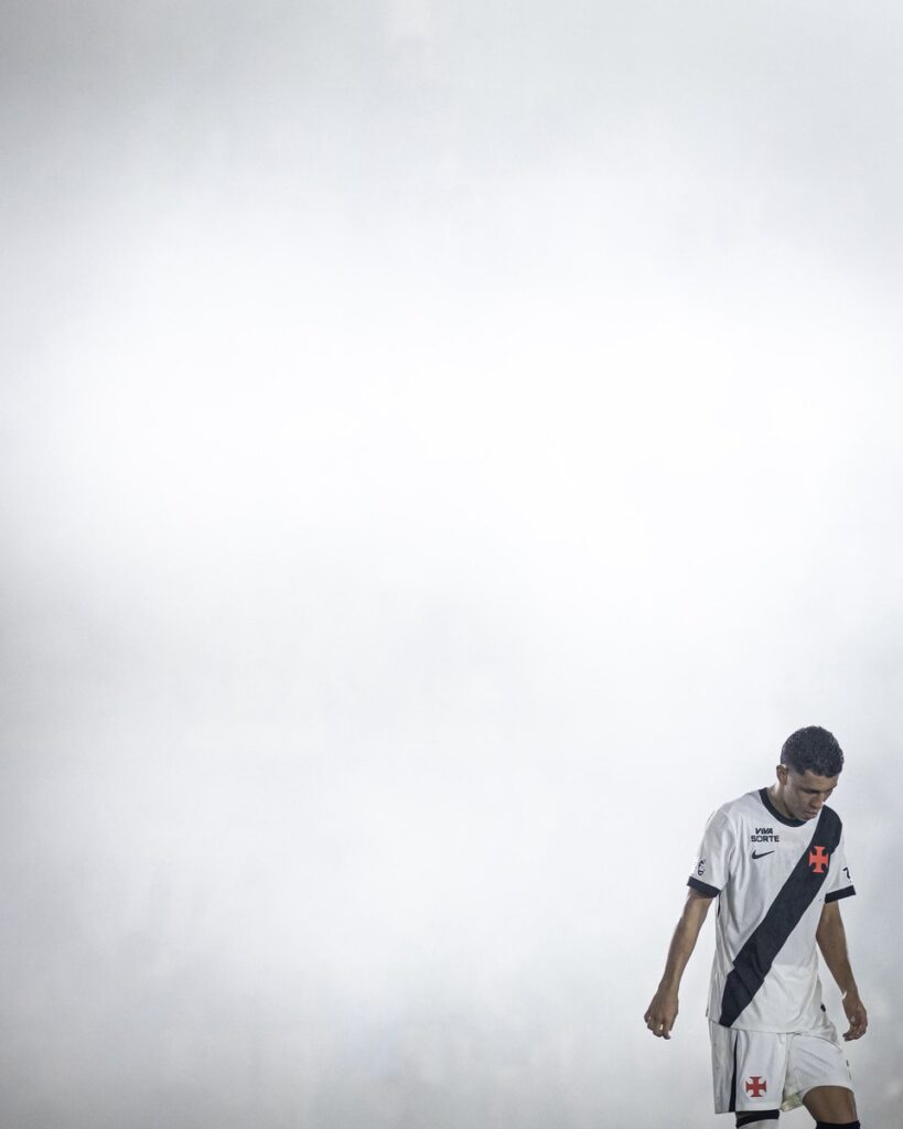 veja-fotos-dos-jogadores-do-vasco-no-meio-da-fumaca-no-jogo-contra-o-boavista