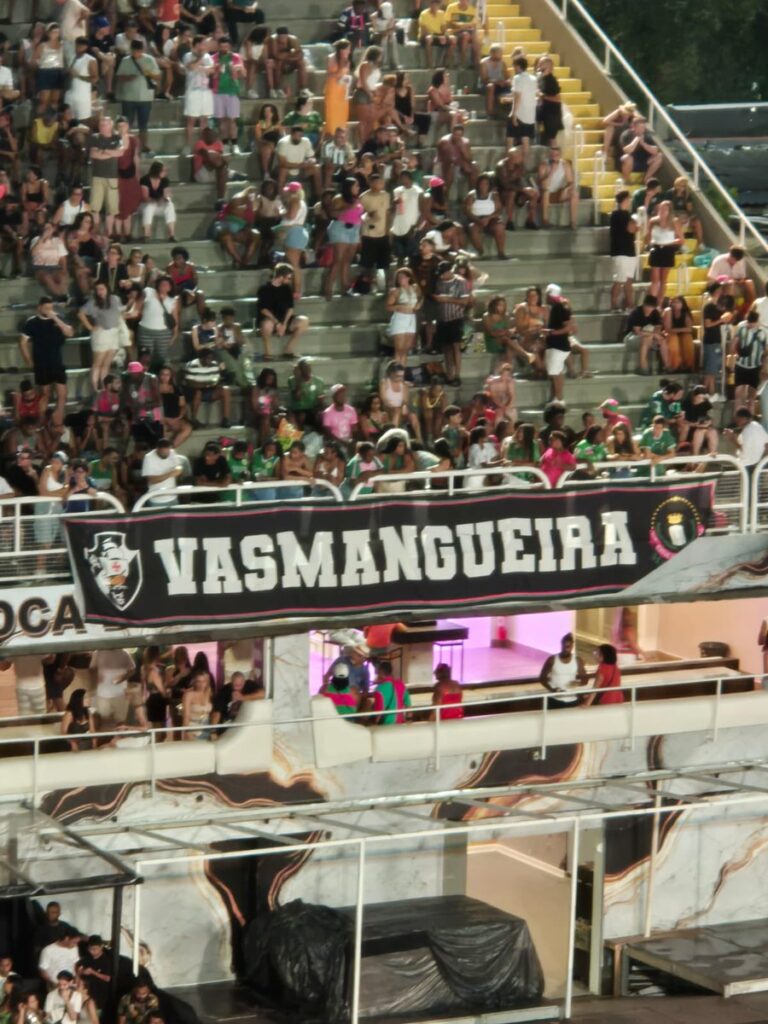 veja-faixa-da-torcida-vasmangueira-no-sambodromo