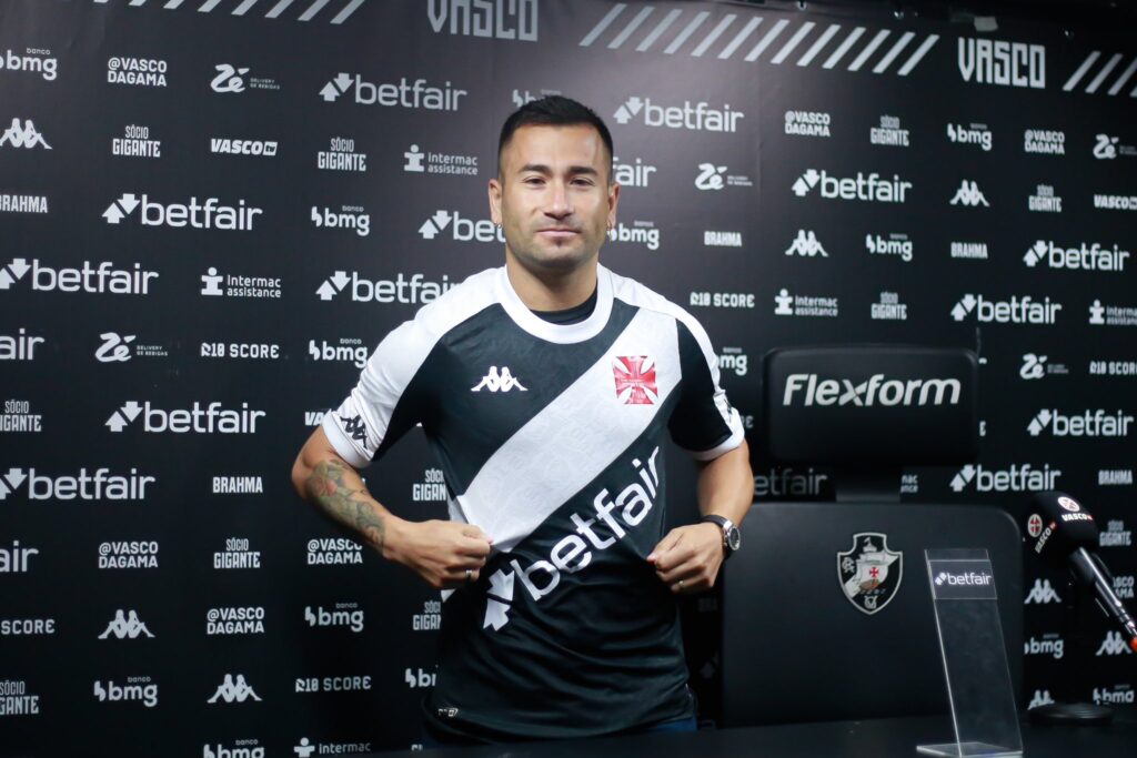 jean-meneses,-ex-vasco,-marca-duas-vezes-em-menos-de-15-minutos