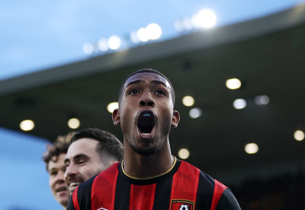 tecnico-do-bournemouth-elogia-rayan:-‘esta-claro-que-a-habilidade-dele-e-muito-boa’