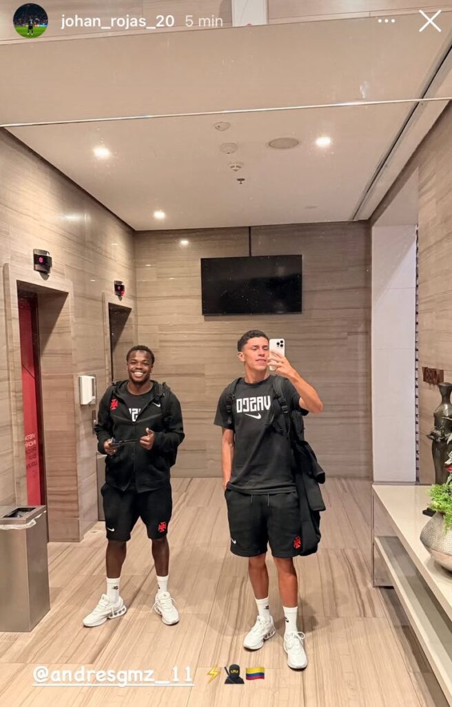 johan-rojas-posta-foto-ao-lado-de-andres-gomez-na-concentracao-do-vasco