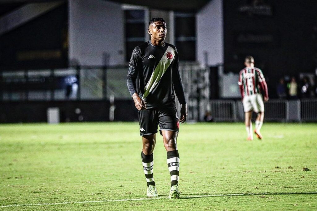 vasco-acerta-emprestimo-do-zagueiro-lyncon-ao-crb