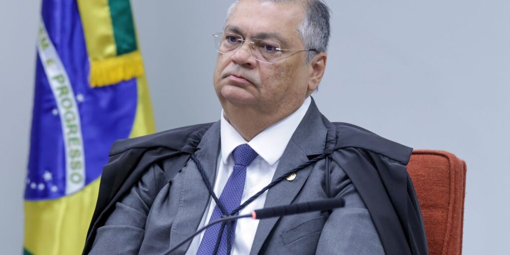 dino-manda-suspender-pagamento-de-penduricalhos-nos-tres-poderes