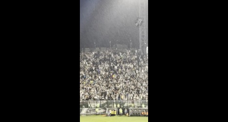 vasco-posta-video:-‘faca-chuva-ou-faca-sol:-a-mais-leal-ao-lado-do-vasco’;-veja