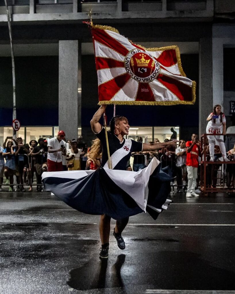casal-de-mestre-sala-e-porta-bandeira-da-viradouro-ensaia-com-camisa-do-vasco;-veja