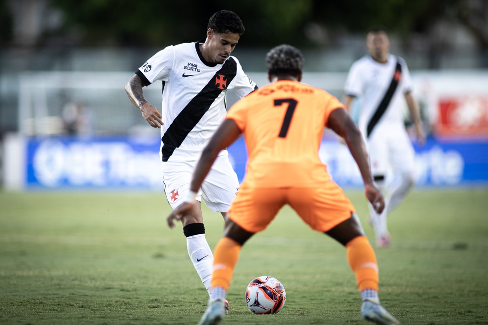 lucas-freitas-recebe-proposta-do-shandong-taishan,-da-china,-e-vasco-debate-valores