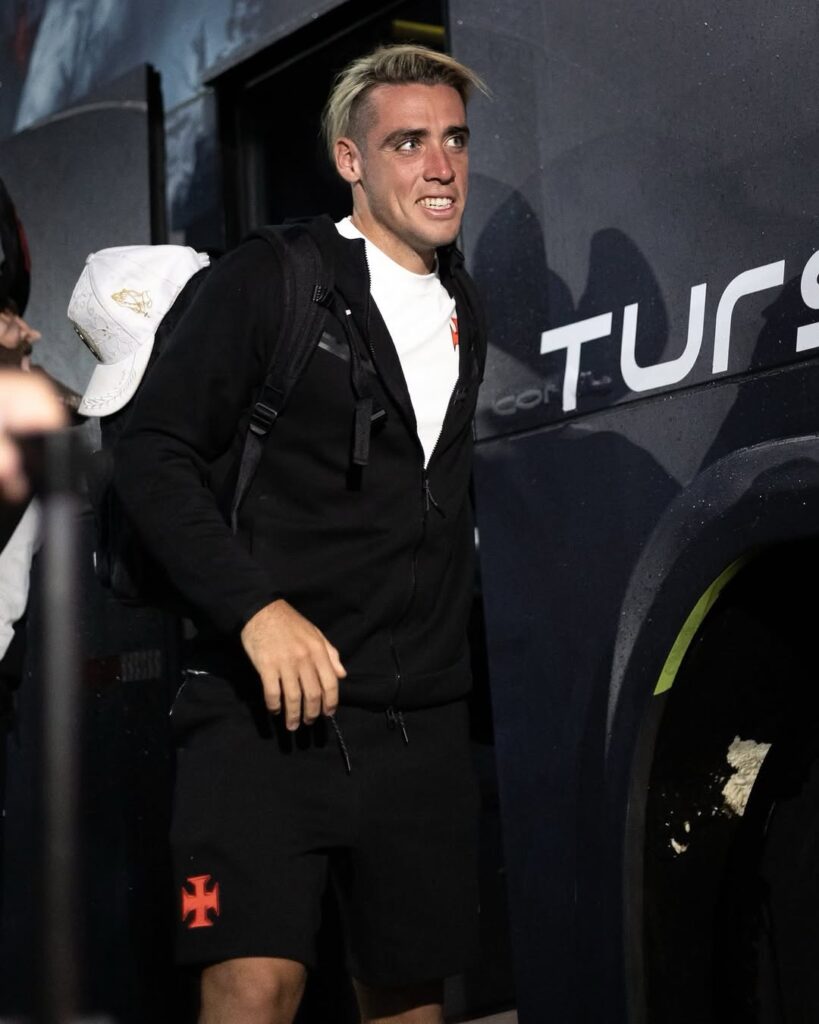 elenco-do-vasco-ja-esta-em-sao-januario;-veja-fotos-da-chegada