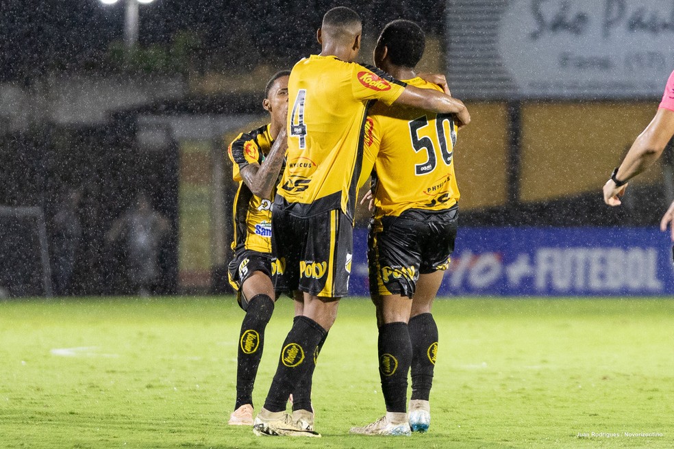 ex-vasco,-volante-juninho-se-emociona-ao-marcar-gol-pelo-novorizontino