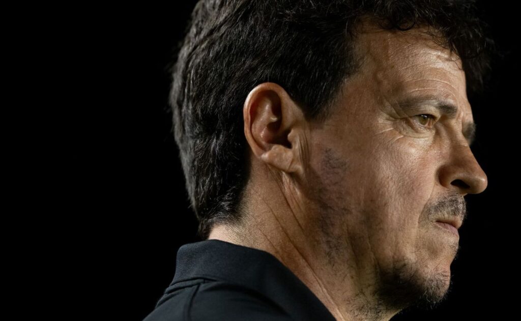 diniz-segue-pressionado,-mas-vasco-mantem-respaldo-e-aposta-na-continuidade