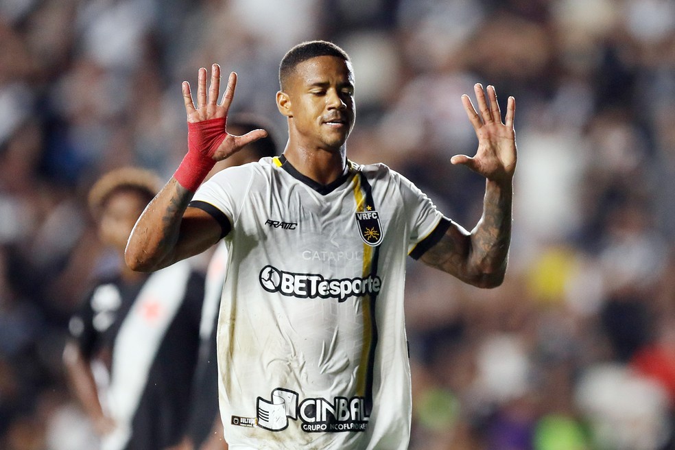 torcida-do-vasco-faz-noite-de-cobrancas-a-diniz-e-coutinho-e-exalta-spinelli