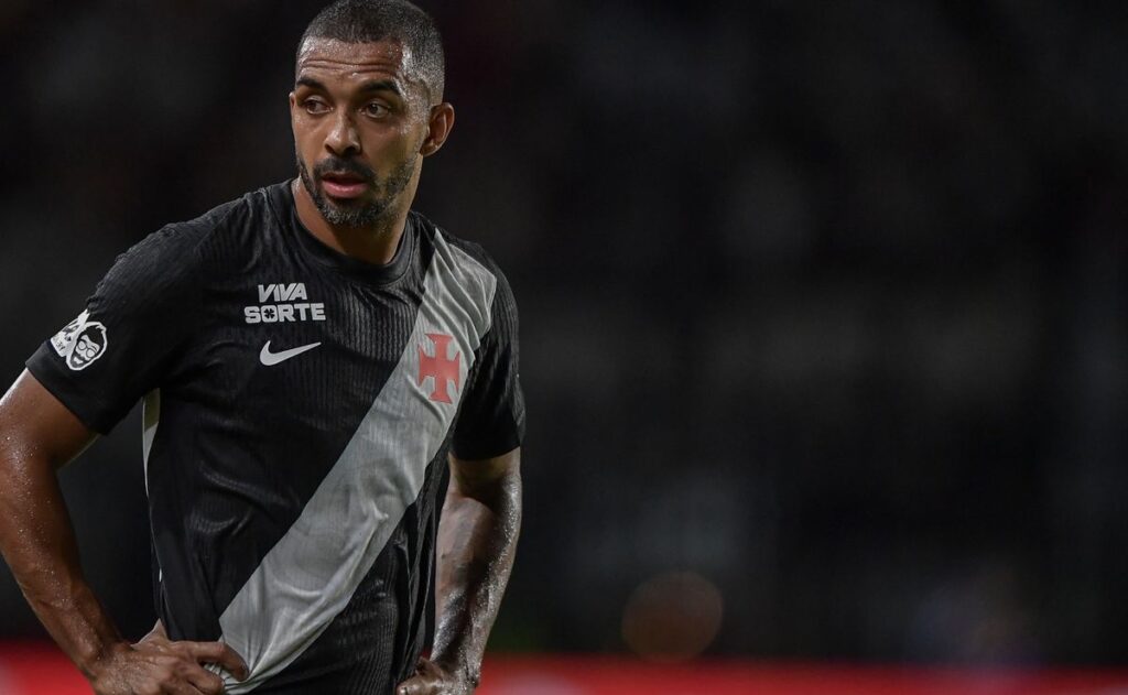 vasco-trava-saida-de-paulo-henrique-para-o-gremio-e-define-preco-alto-pelo-lateral-direito