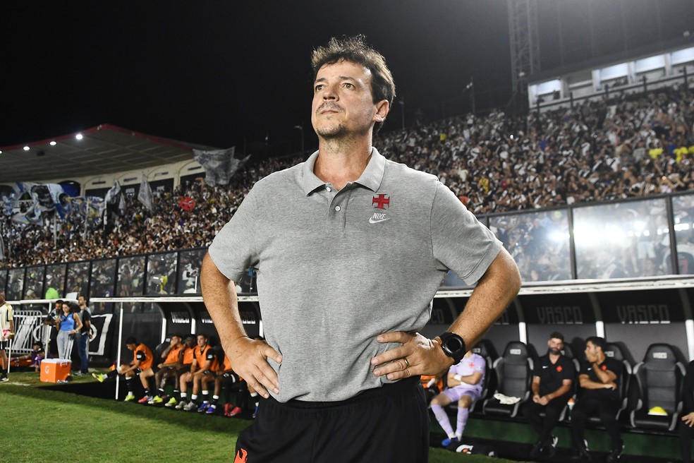 diniz-chega-a-25-jogos-em-sao-januario-com-9-vitorias,-10-empates-e-6-derrotas