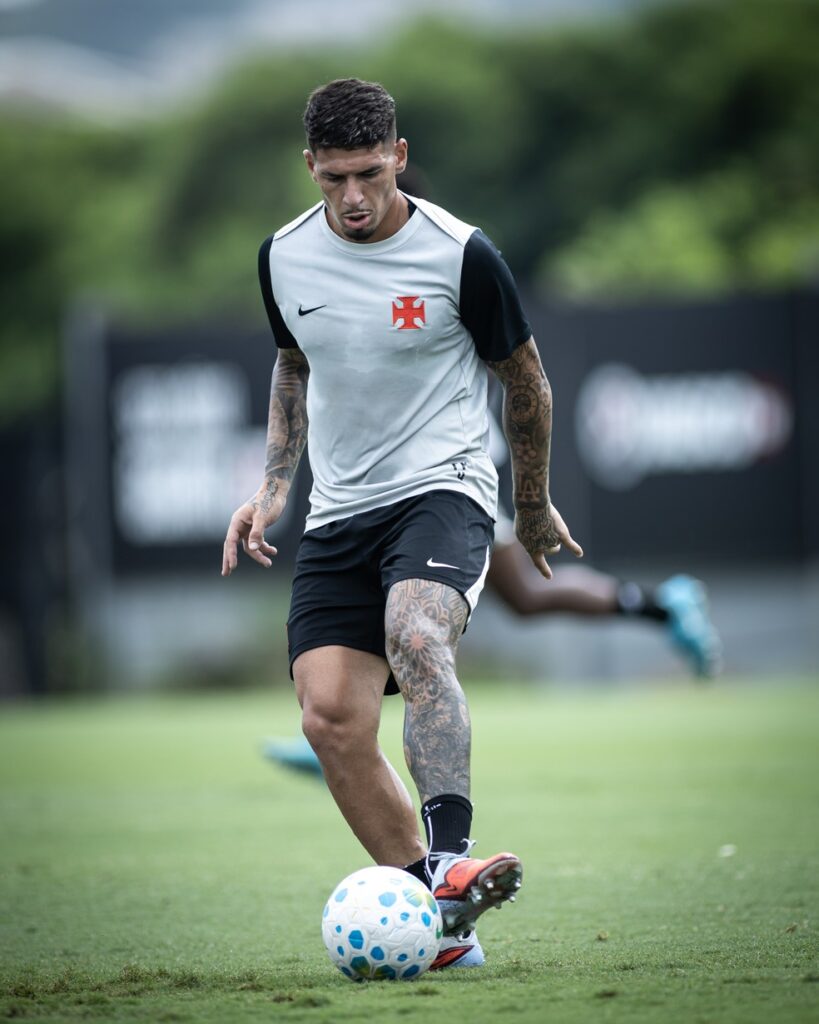 cuesta-e-saldivia-disputam-vaga-no-time-titular-na-estreia-de-renato-gaucho