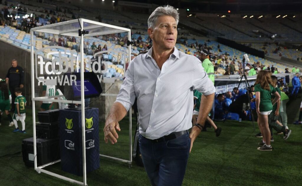 renato-gaucho-observa-bruno-lopes-e-jovem-participa-dos-primeiros-treinos-do-treinador