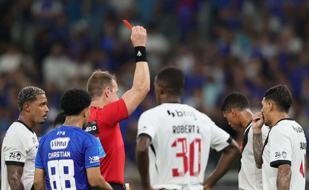 cauan-barros-vai-do-ceu-ao-inferno-e-cruzeiro-x-vasco-termina-com-empate-em-3-a-3