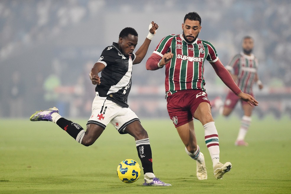 nova-referencia-do-vasco,-andres-gomez-busca-seu-1o-gol-em-classicos