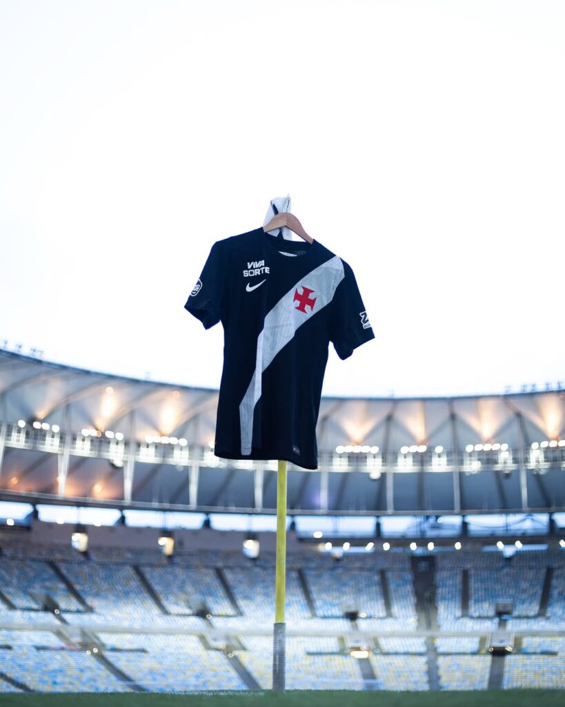 vasco-posta-fotos-da-camisa-preta-no-maracana;-veja