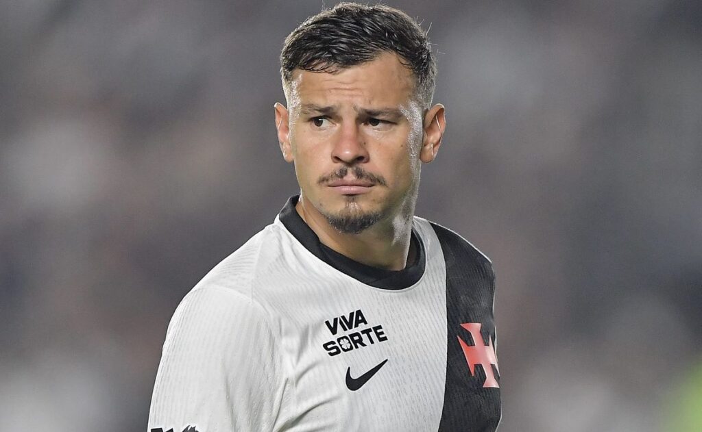 hugo-moura-falha-no-inicio-do-jogo,-vasco-sofre-gol-relampago-e-torcida-perde-a-paciencia