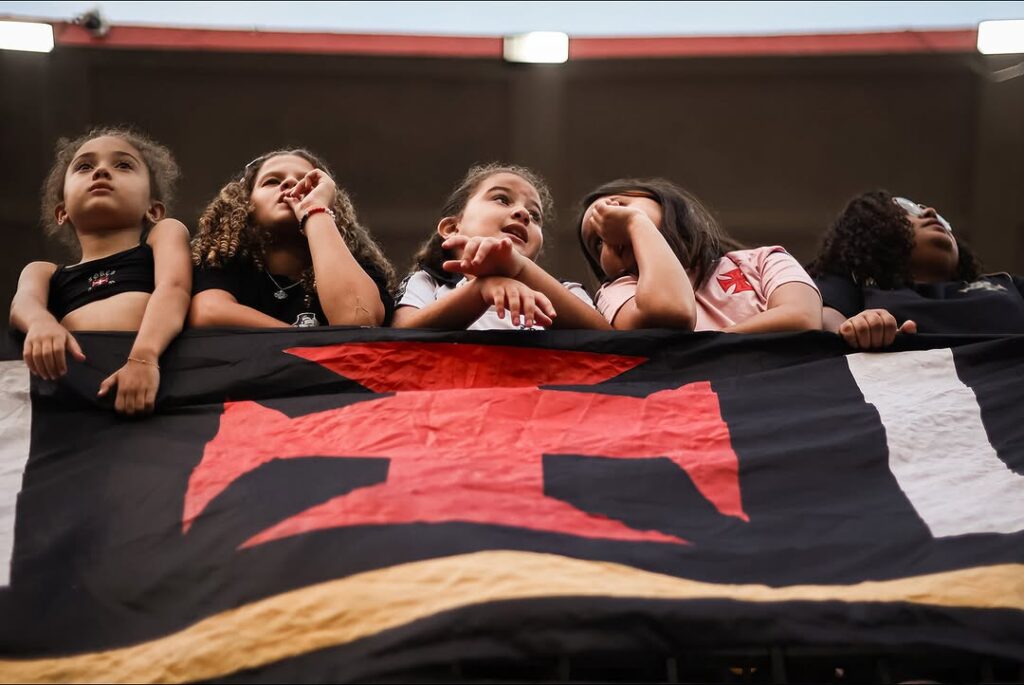 vasco-divulga-foto-de-criancas-em-sao-januario-no-jogo-contra-o-gremio:-‘presente-futuro’