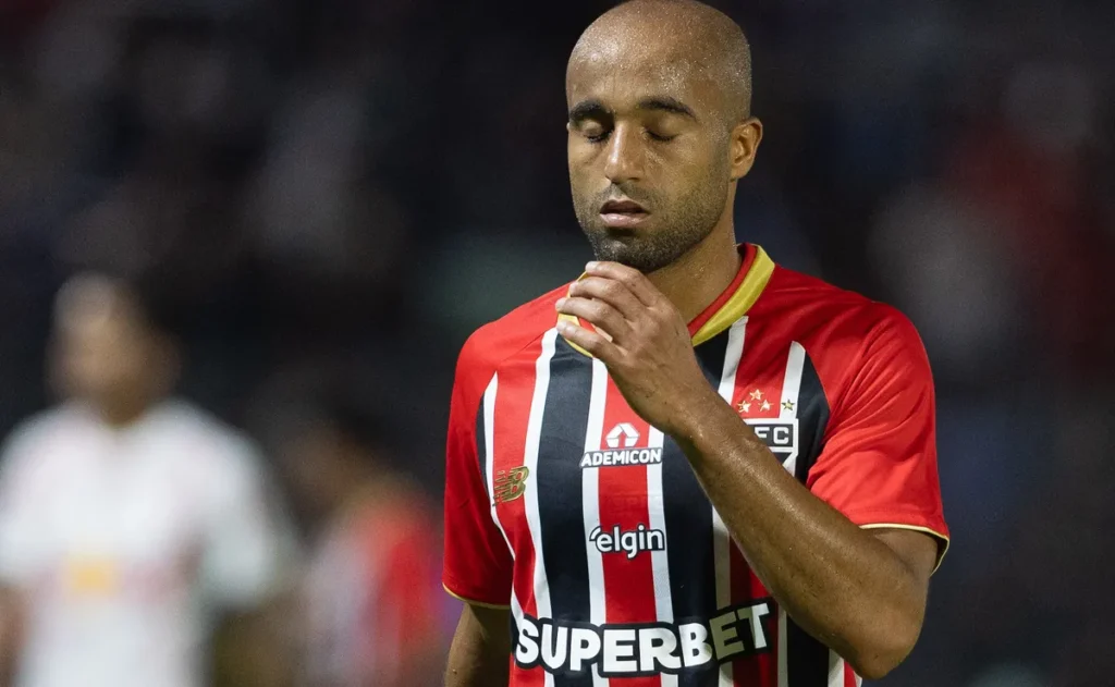 lucas-moura-negocia-com-o-al-ahly,-do-egito,-e-pode-deixar-o-sao-paulo,-revela-jornalista