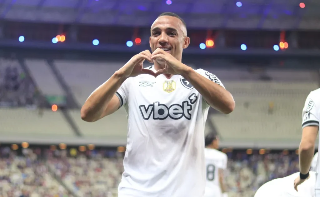 botafogo-retira-imagem-de-marlon-freitas-do-estadio-nilton-santos-e-coloca-foto-de-marcal