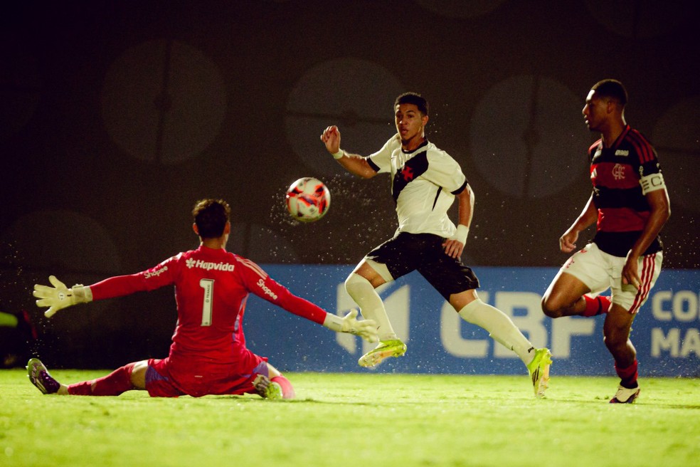 andrey-fernandes-vive-fase-artilheira-no-sub-20-do-vasco-e-projeta-chances-com-renato-gaucho