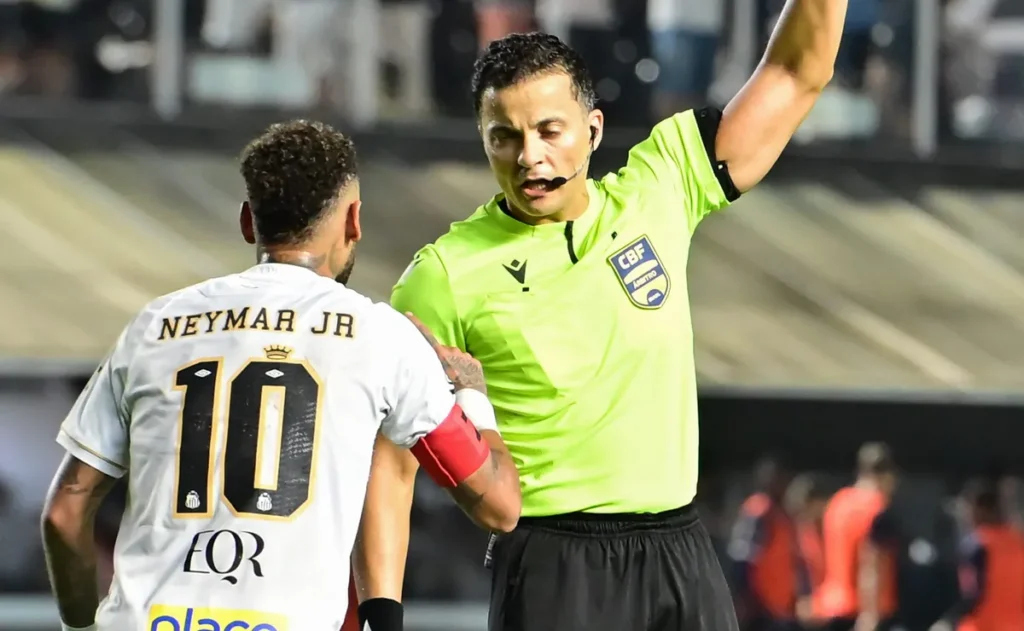 santos-compra-“briga”-de-neymar-e-se-revolta-com-a-arbitragem-de-savio-pereira-sampaio