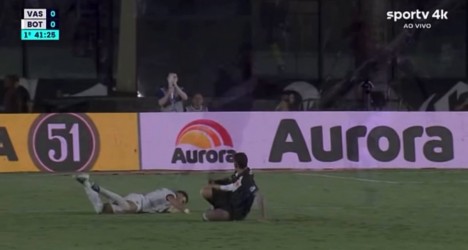 veja-em-camera-lenta-o-lance-que-gerou-cartao-amarelo-para-salvidia-em-vasco-1-x-2-botafogo