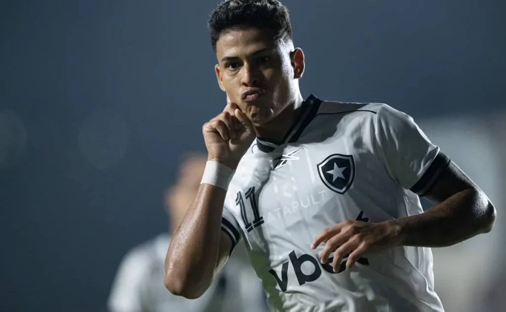 apos-sair-atras,-matheus-martins-decide-classico-e-botafogo-vence-o-vasco-em-sao-januario