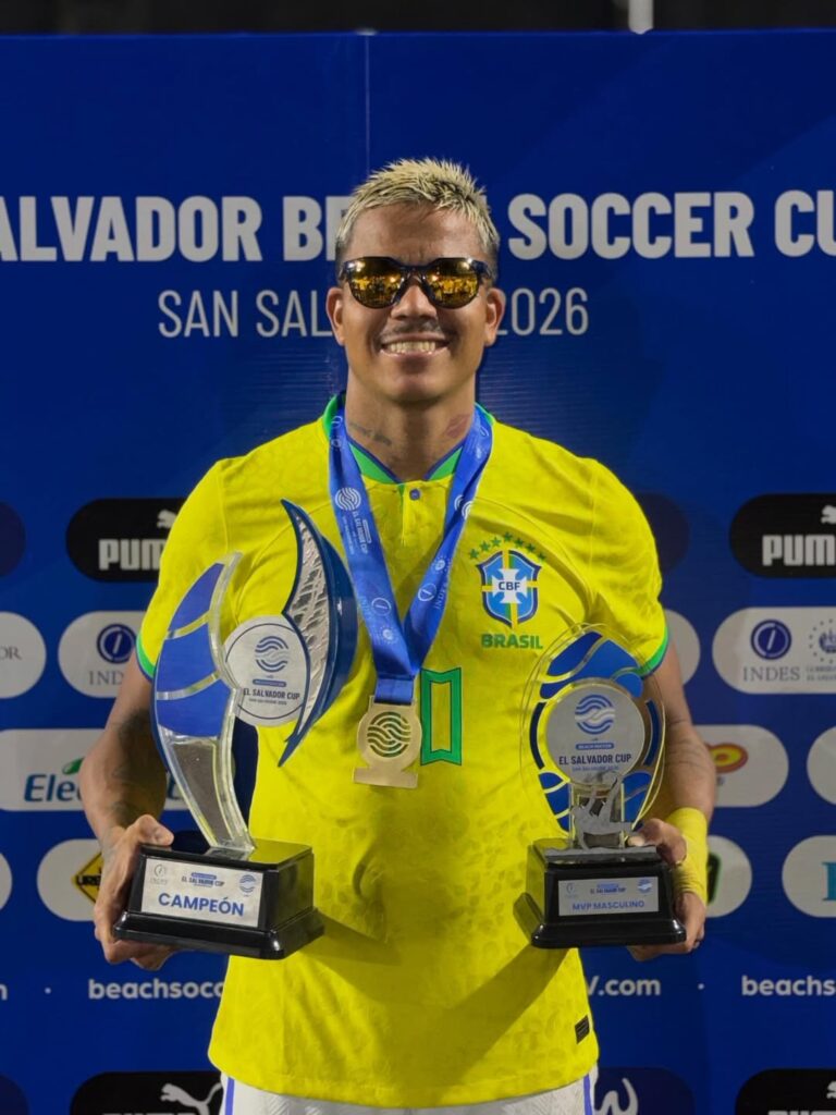 beach-soccer:-mauricinho-e-eleito-o-melhor-jogador-da-el-salvador-cup