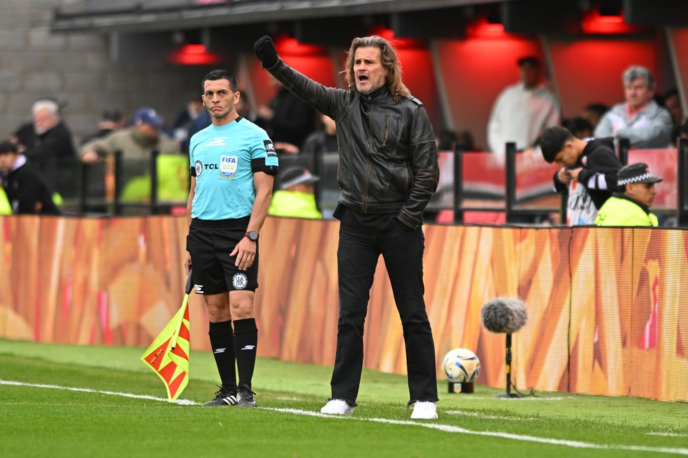 tecnico-do-barracas-central-comandou-o-barcelona-equ,-vice-do-vasco-na-libertadores-de-1998