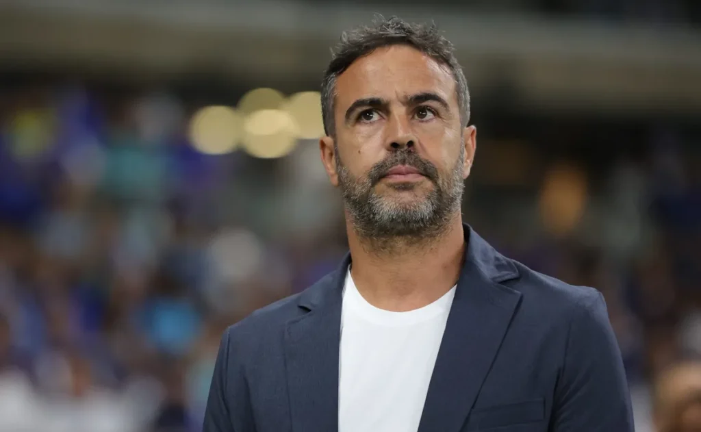 artur-jorge-muda-estrategia-do-cruzeiro,-mas-time-ainda-oscila-na-estreia-da-libertadores