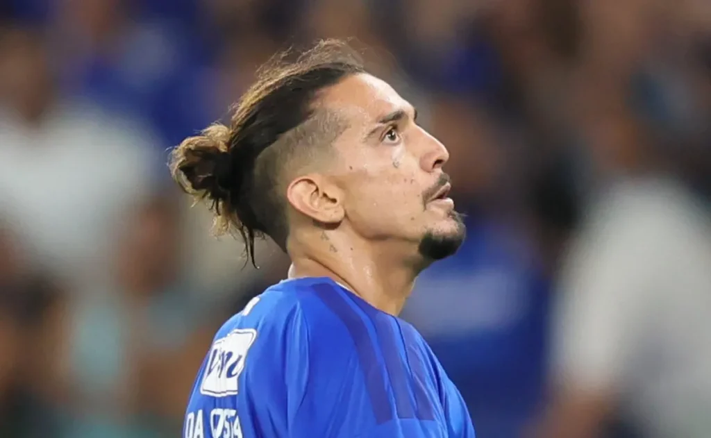 chico-da-costa-perde-gol-inacreditavel-sem-goleiro-em-vitoria-do-cruzeiro-contra-barcelona-sc
