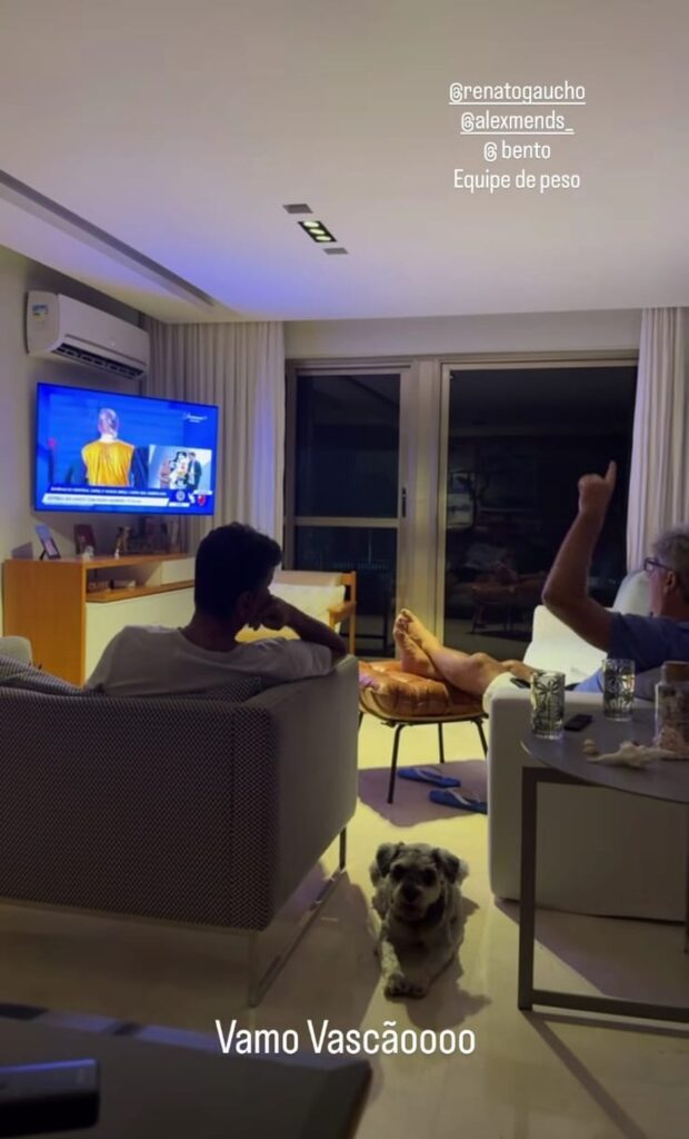 filha-posta-foto-de-renato-gaucho-assistindo-a-barracas-central-x-vasco-pela-tv,-em-casa