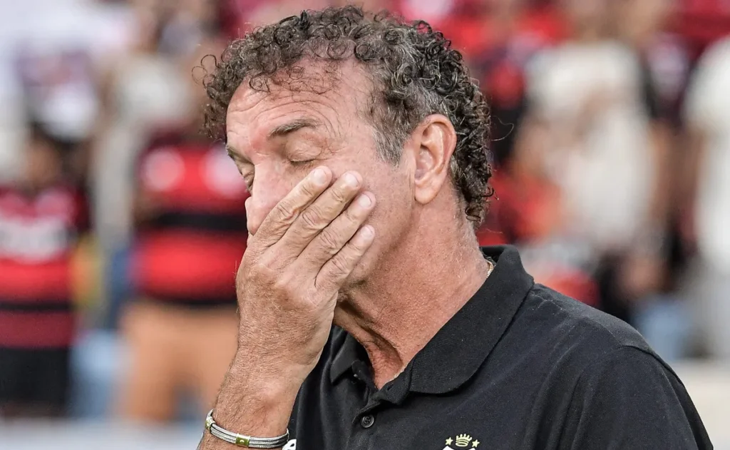 cuca-admite-falha-de-brazao-e-eleva-o-tom-apos-derrota-do-santos-na-sul-americana