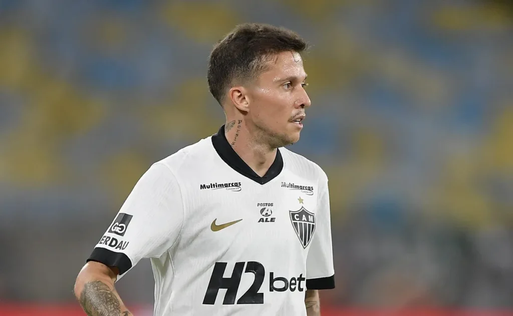 bernard-aponta-falta-de-entrosamento-como-motivo-da-derrota-do-atletico-mg:-“tem-muitas-mudancas”