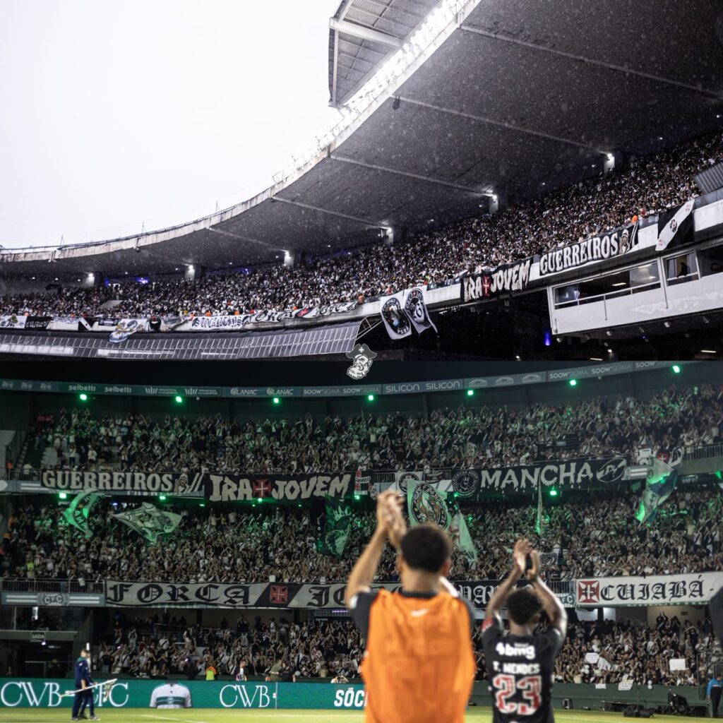 veja-fotos-da-torcida-vascaina-em-curitiba-e-belem