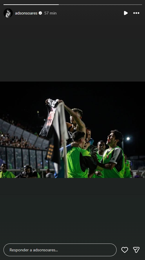 adson-posta-foto-de-comemoracao-de-um-gol-pelo-vasco