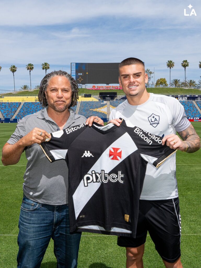 ex-vasco,-americano-cobi-jones-posa-para-foto-com-gabriel-pec-segurando-camisa-vascaina