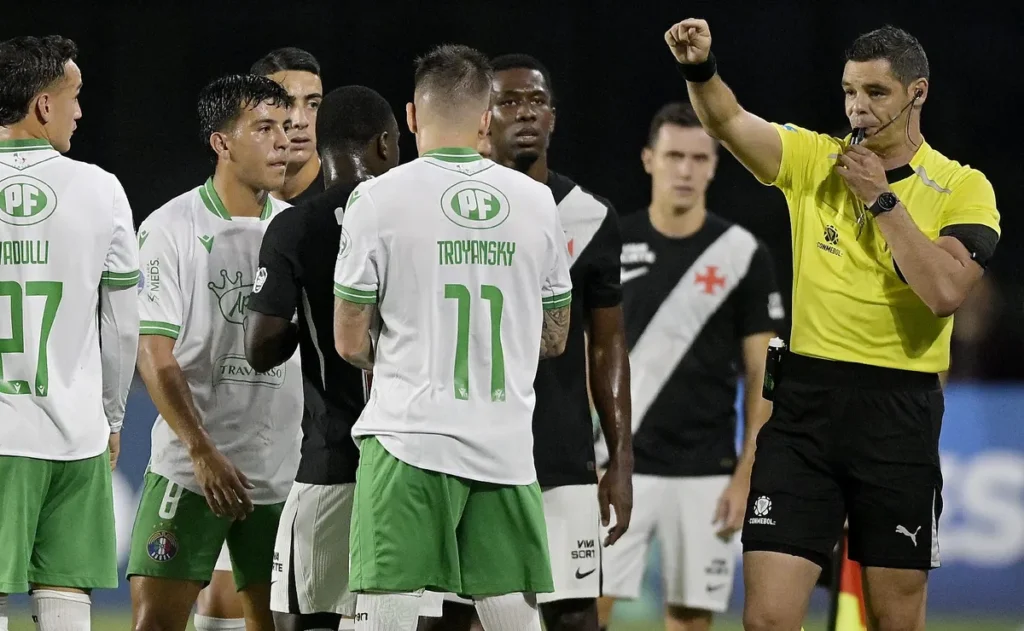 torcida-do-vasco-elogia-arbitro-hernan-heras-e-detona-var-apos-lance-polemico-com-volante-jp