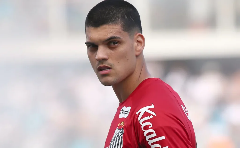 santos-pode-fechar-com-novo-goleiro-na-proxima-janela-caso-gabriel-brazao-seja-vendido