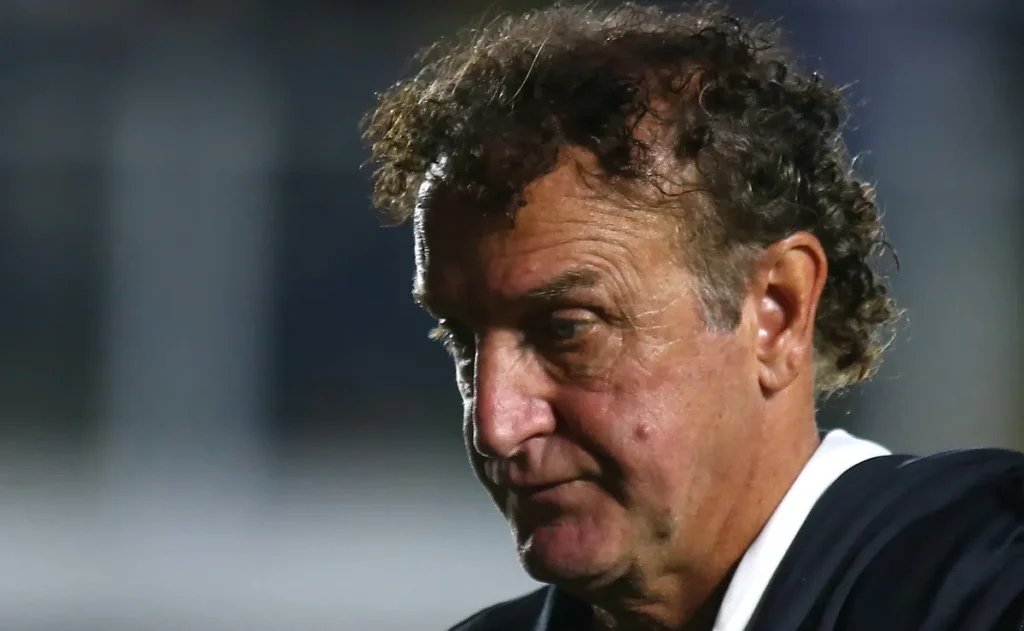 cuca-se-revolta-com-erro-de-luan-peres,-mas-deve-dar-nova-chance-ao-zagueiro-no-santos