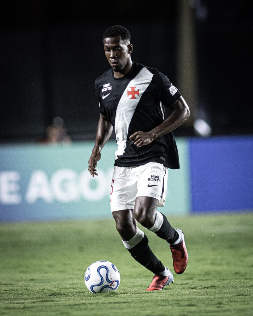 carlos-cuesta-e-robert-renan-voltarao-a-formar-zaga-titular-no-jogo-contra-o-sao-paulo