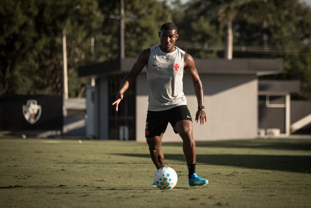 vasco-posta-fotos-do-treino-desta-6a-feira-no-ct-moacyr-barbosa;-confira