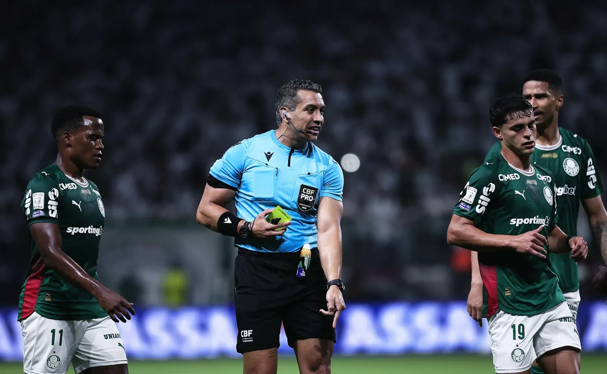 pc-de-oliveira-aprova-decisao-de-felipe-fernandes-em-penalti-anulado-em-palmeiras-x-athletico