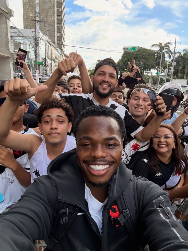 vasco-posta-selfie-de-andres-gomez-com-torcedores-na-chegada-a-belem;-veja